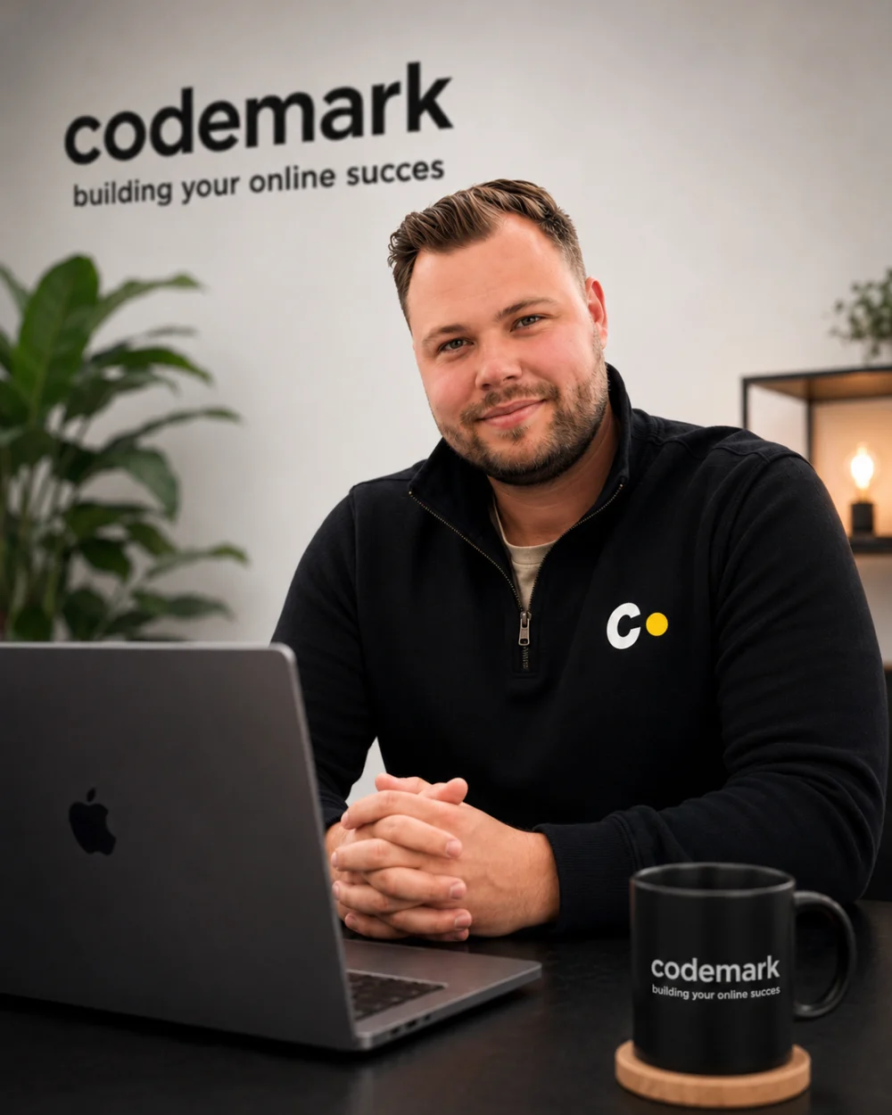Wilco van der Mark, eigenaar van Codemark, aan zijn bureau