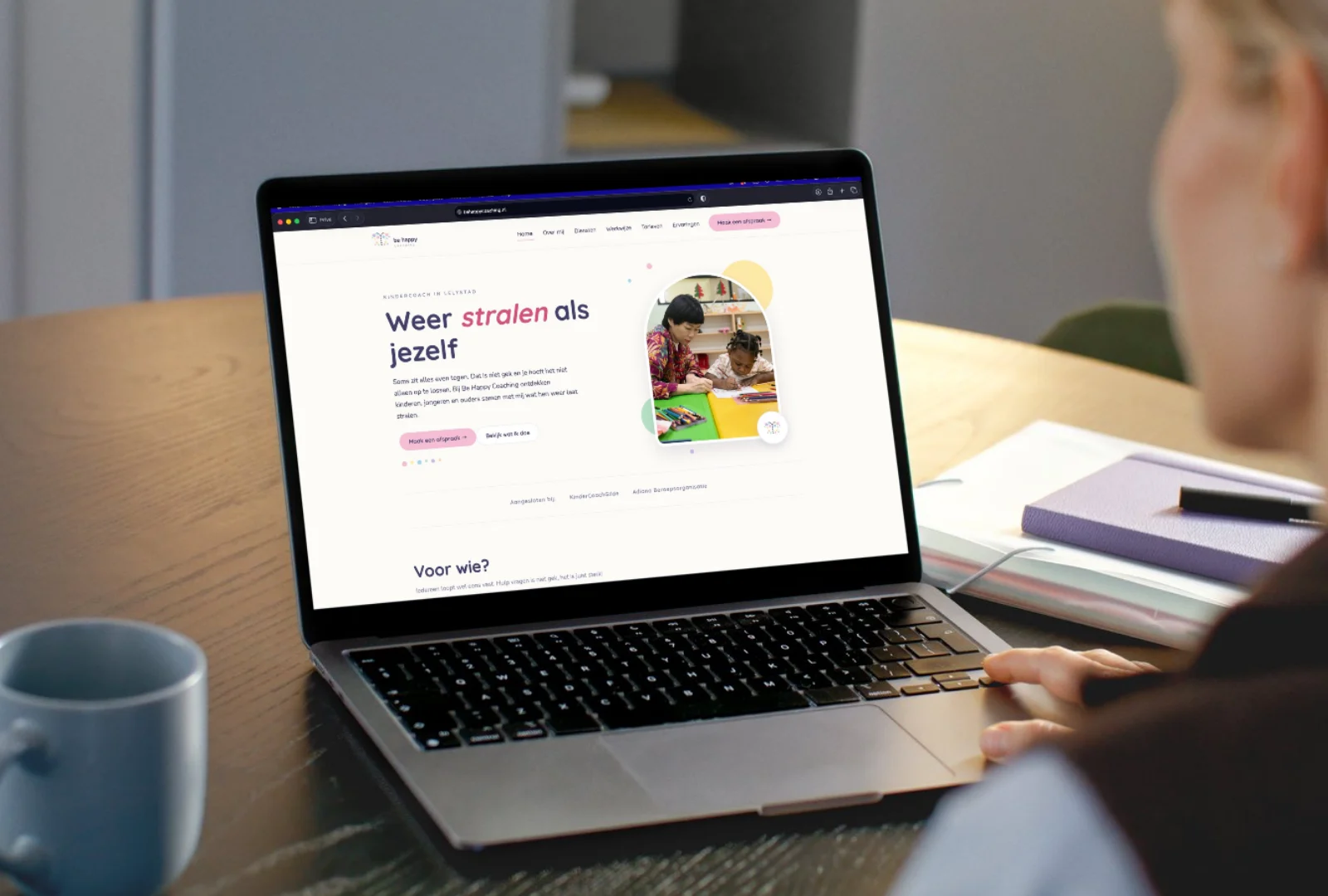 Laptop met de nieuwe website van Be happy coaching