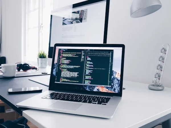 Laptop met code op een bureau